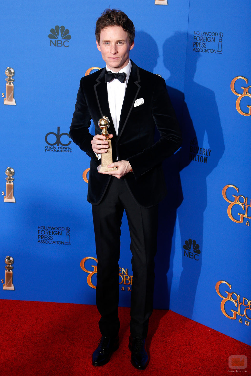 Eddie Redmayne con el galardón al mejor actor de drama en los Globos de Oro 2015