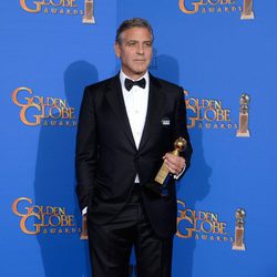 George Clooney con el premio honorífico Cecil B. DeMille en los Globos de Oro 2015