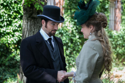 Victor Ros conversando con la bella Clara Alvear