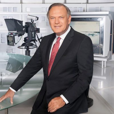 Pedro Piqueras en el plató de Informativos Telecinco