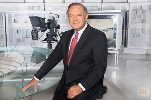 Pedro Piqueras en el plató de Informativos Telecinco