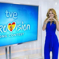 Edurne posa junto al logo de Eurovisión 