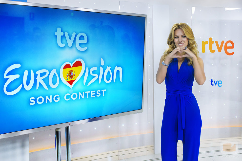 Edurne posa junto al logo de Eurovisión 