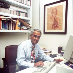 José María Carrascal en su despacho