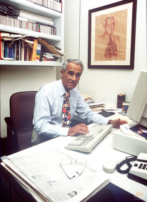 José María Carrascal en su despacho