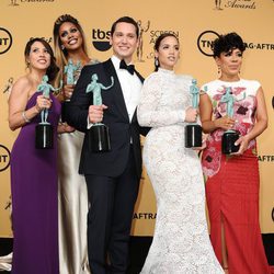 Actores de 'Orange is the New Black' posan con el premio a Mejor Reparto de Comedia  en los SAG 2015