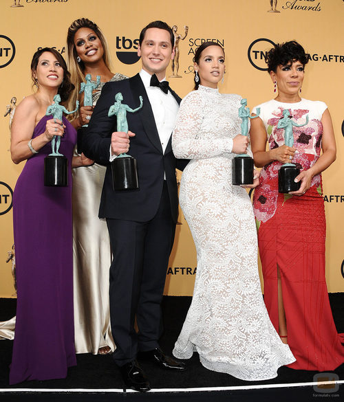 Actores de 'Orange is the New Black' posan con el premio a Mejor Reparto de Comedia  en los SAG 2015