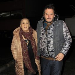 Terele Pávez junto a su hijo despidiendo a Amparo Baró