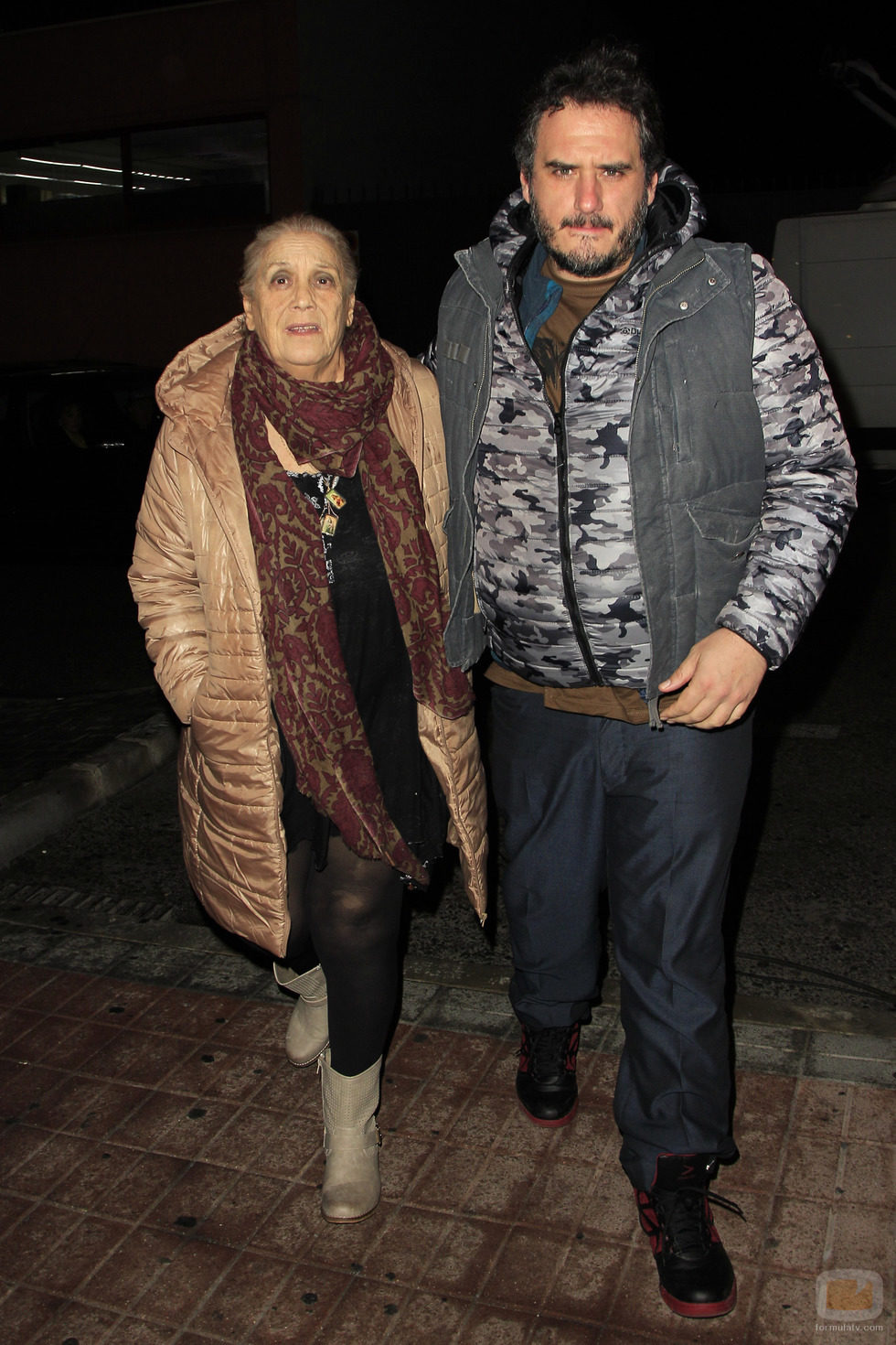 Terele Pávez junto a su hijo despidiendo a Amparo Baró
