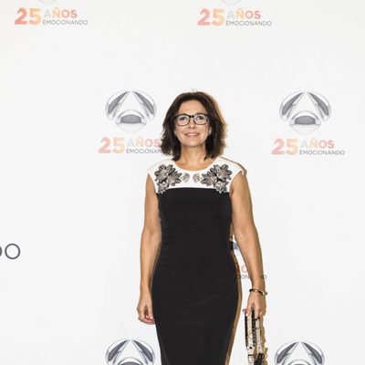 Isabel Gemio posando ante los medios