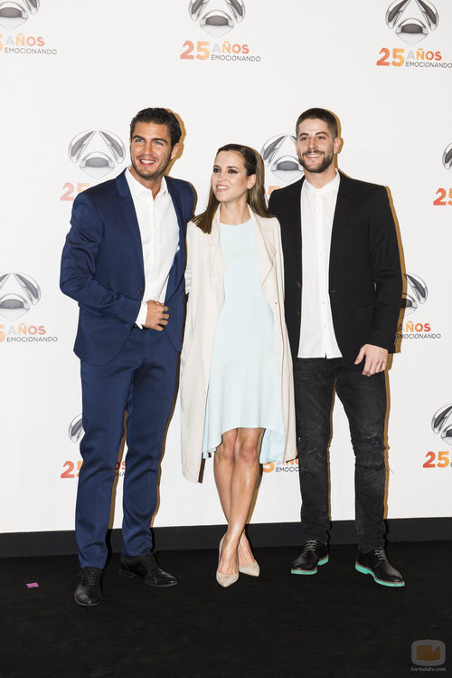 Maxi Iglesias, Ana Fernández y Luis Fernández en el photocall