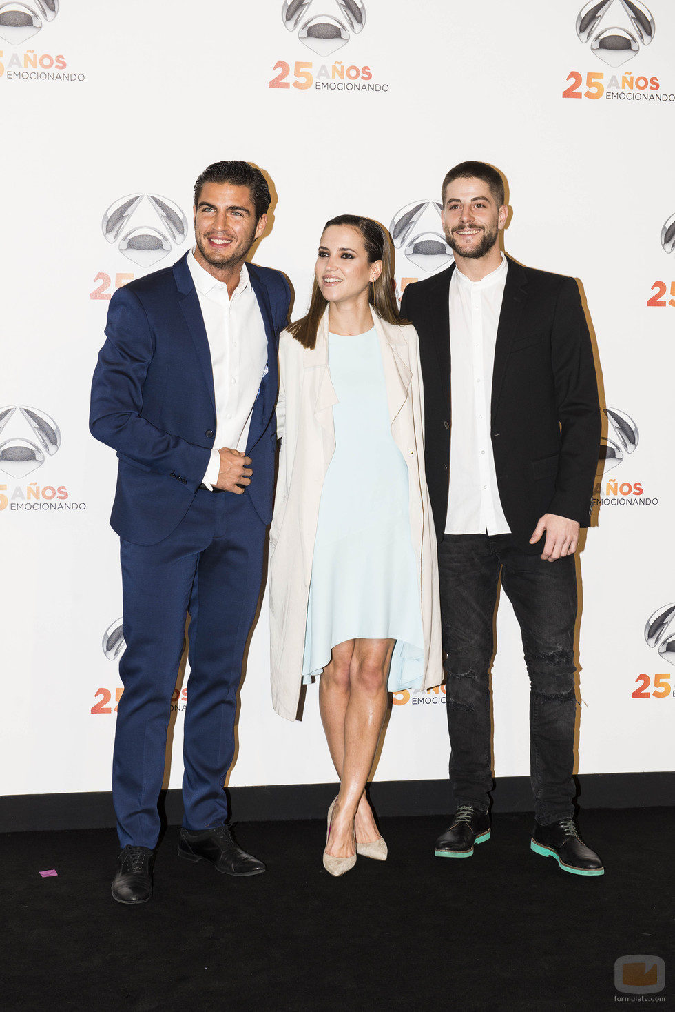Maxi Iglesias, Ana Fernández y Luis Fernández en el photocall