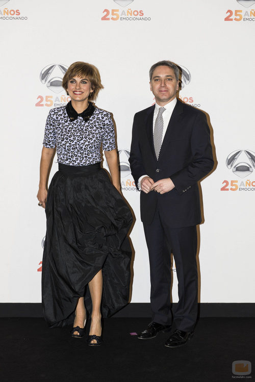 Lourdes Maldonado y Vicente Vallés en la fiesta del 25 aniversario de Antena 3