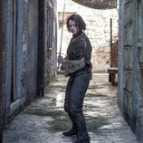 Arya Stark practicando con "Aguja"
