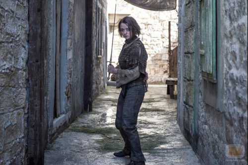 Arya Stark practicando con "Aguja"