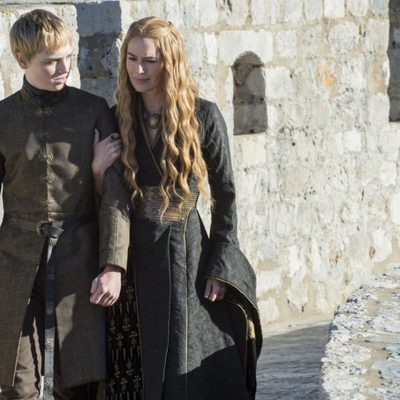 Dean Charles Chapman es Tommen Baratheon quien esta acompañado de su madre en la ficción Cersei Lannister