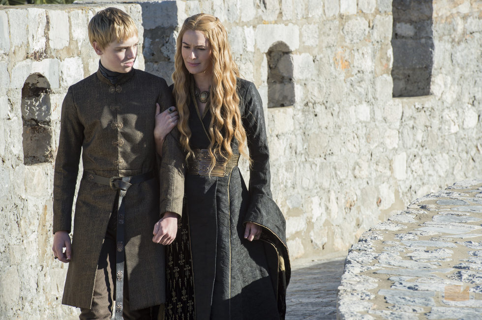 Dean Charles Chapman es Tommen Baratheon quien esta acompañado de su madre en la ficción Cersei Lannister