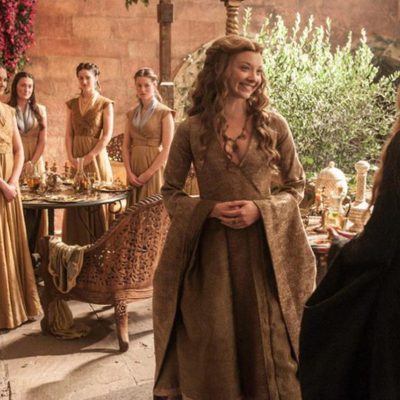 Natalie Dormer y Lena Headey interpretando una escena de la temporada