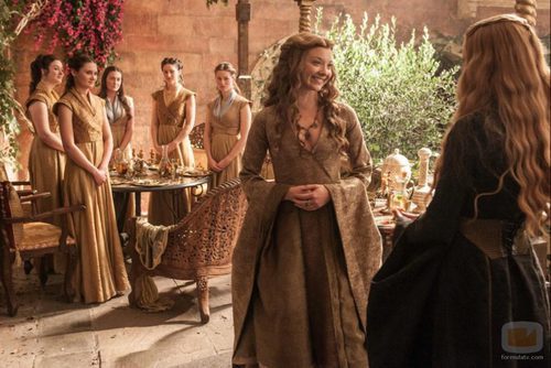 Natalie Dormer y Lena Headey interpretando una escena de la temporada