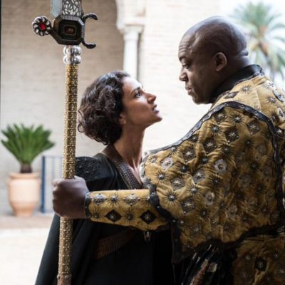 La actriz Indira Varma y un nuevo rostro, el de Deobia Opaeri