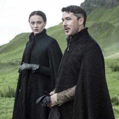 Sansa Stark y "meñique" paseando