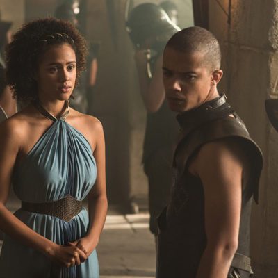 Nathalie Emmanuel y Jacob Anderson en la 5 temporada