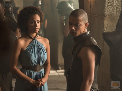 Nathalie Emmanuel y Jacob Anderson en la 5 temporada
