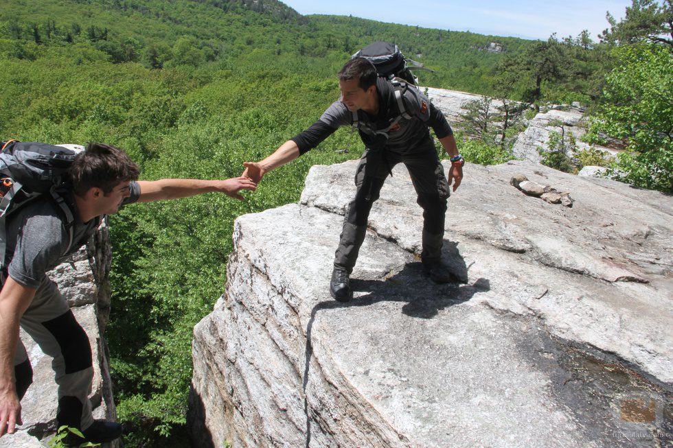 Bear Grylls ayuda a Zac Efron