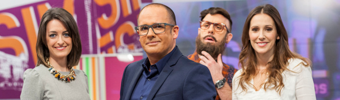 Klaudio Landa junto al equipo de colaboradores de 'Sin ir más lejos'