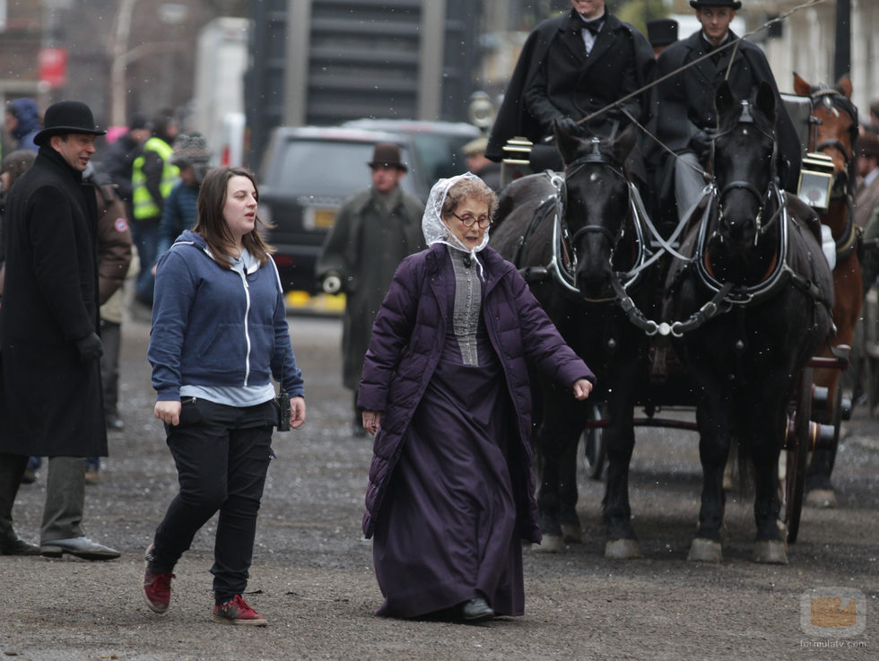 Una Stubbs en el rodaje del capítulo de Navidad 2015 de 'Sherlock'