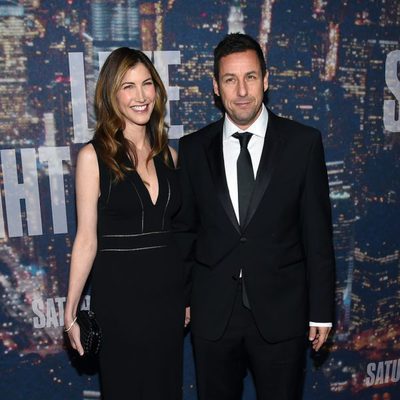Adam Sandler y su esposa en el 40 aniversario de 'Saturday Night Live'