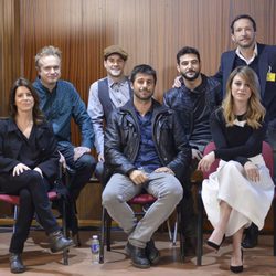 Los protagonistas de 'Los nuestros' junto al director