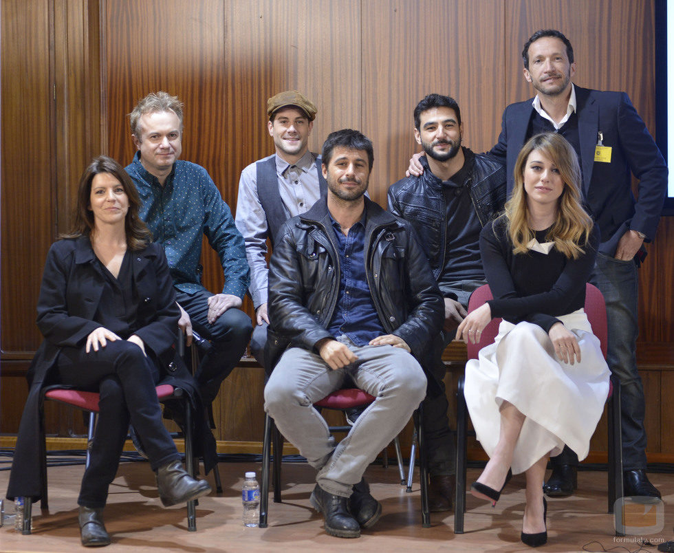 Los protagonistas de 'Los nuestros' junto al director