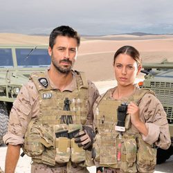 El capitán Alberto Sánchez y la tiradora de élite Isabel Santana en 'Los nuestros'