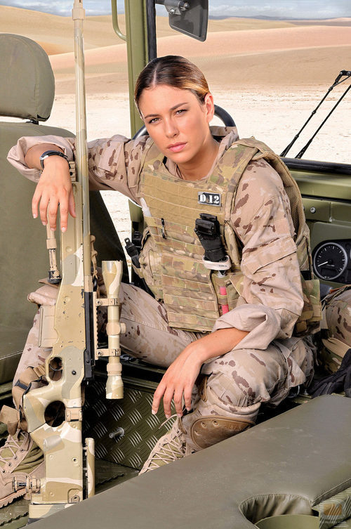 La actriz madrileña Blanca Suárez caracterizada como un soldado en 'Los nuestros'