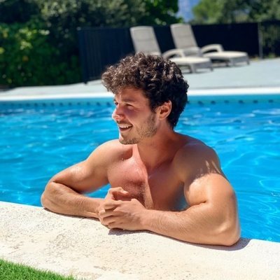 Miki Núñez luce cuerpo en la piscina
