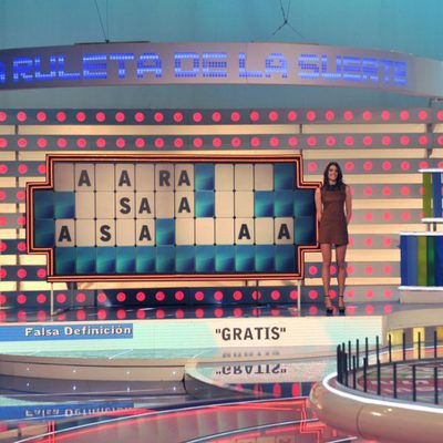 Laura Moure posa en el plató de 'La ruleta de la suerte'