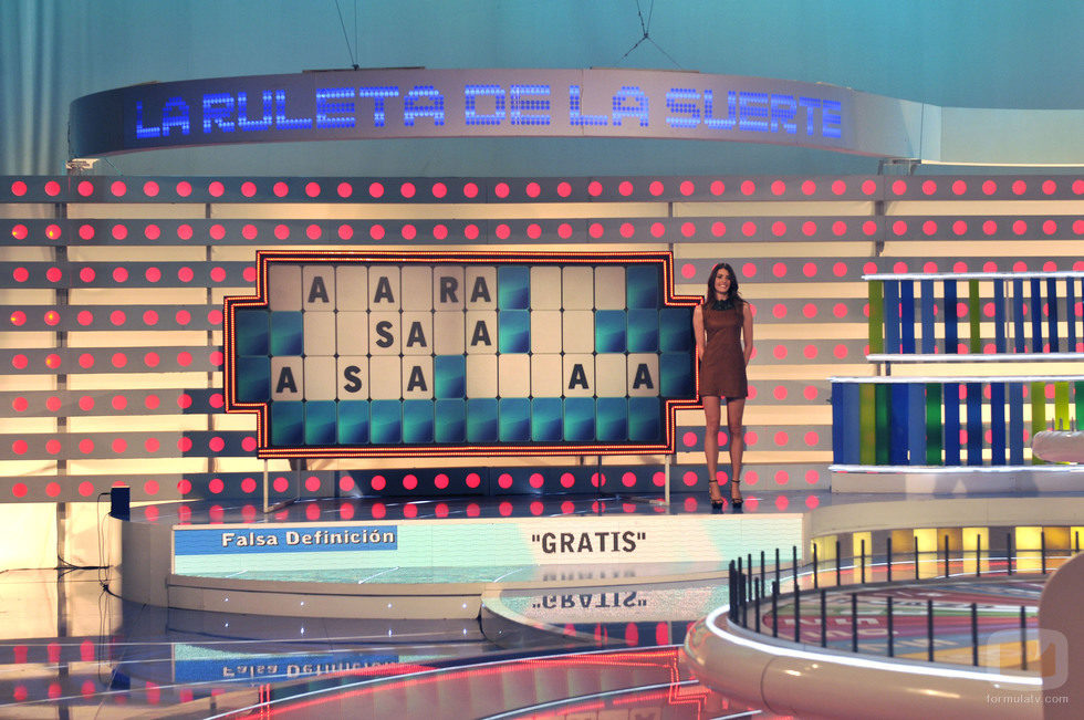 Laura Moure posa en el plató de 'La ruleta de la suerte'