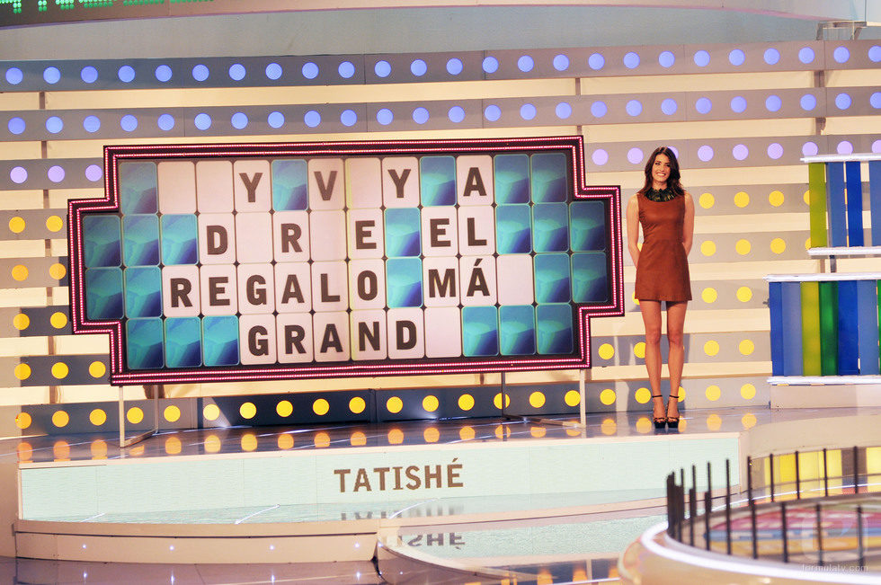 Laura Moure junto al panel de 'La ruleta de la suerte'