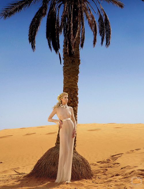 Adriana Abenia vestida de novia debajo de una palmera para Lucía Se Casa