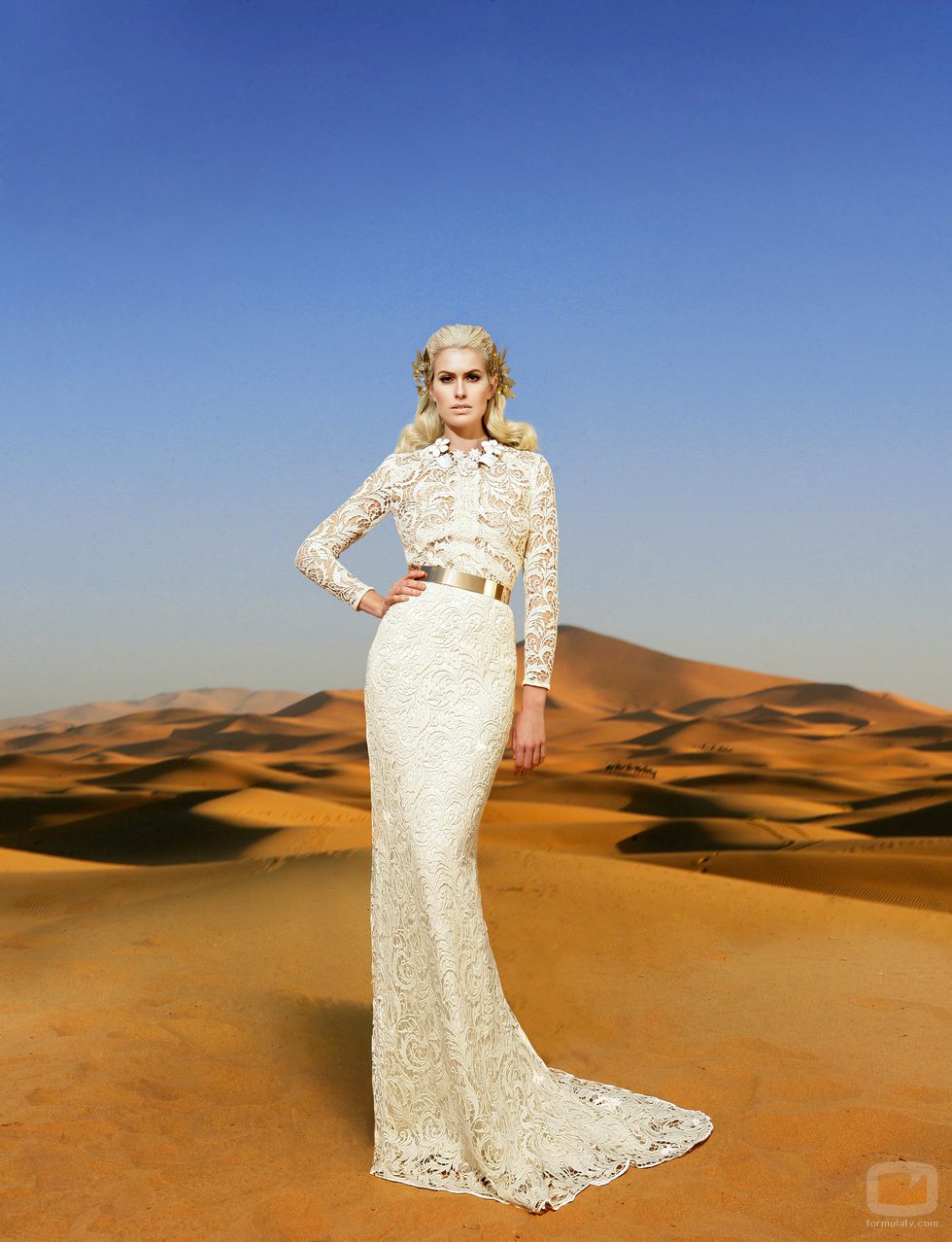 Adriana Abenia en el desierto del Sahara para la revista Lucía Se Casa