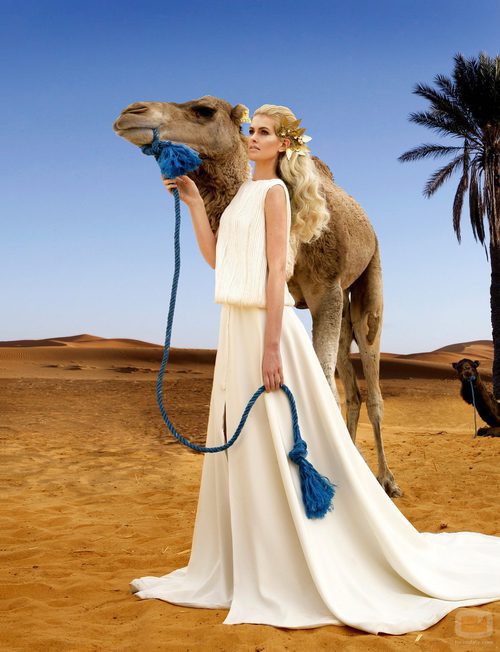 Adriana Abenia posando con un dromedario para la revista Lucía Se Casa