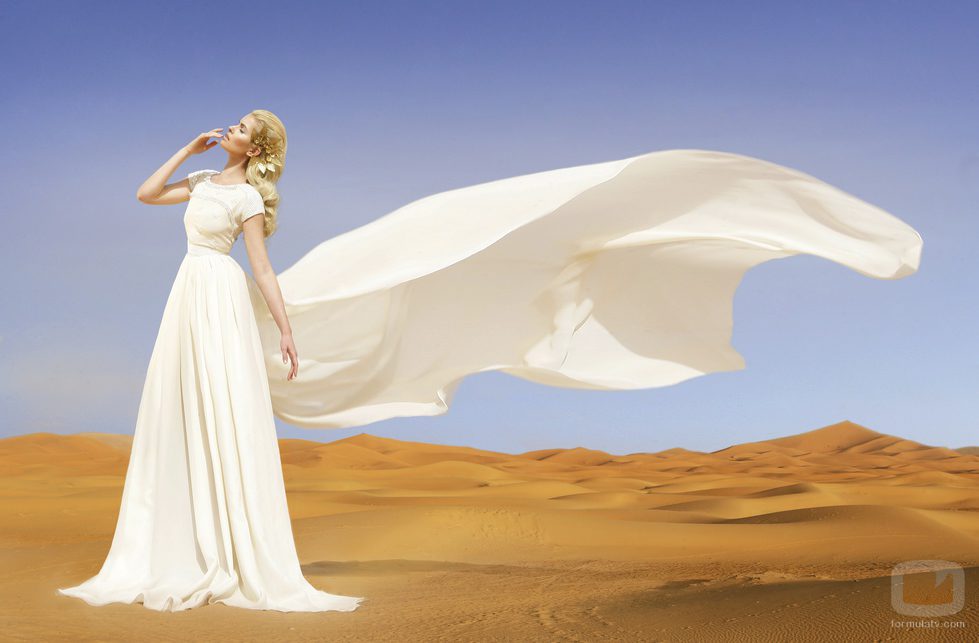 La presentadora Adriana Abenia vestida de novia en el Sahara