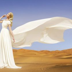 La presentadora Adriana Abenia vestida de novia en el Sahara