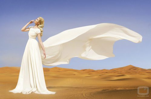 La presentadora Adriana Abenia vestida de novia en el Sahara