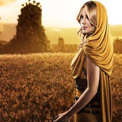 Edurne, una guerrera helénica en el video de "Amanecer"