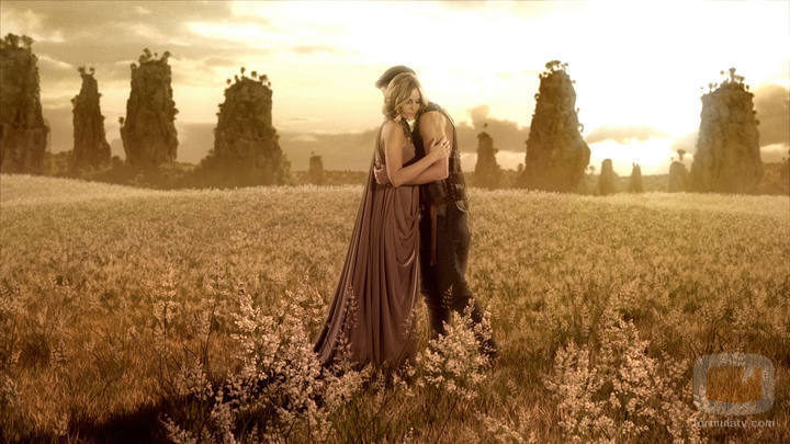 Edurne se abraza con su amor en el videoclip de "Amanecer"
