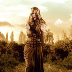 Edurne, toda una guerrera helénica en el videoclip de "Amanecer"