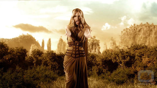 Edurne, toda una guerrera helénica en el videoclip de "Amanecer"