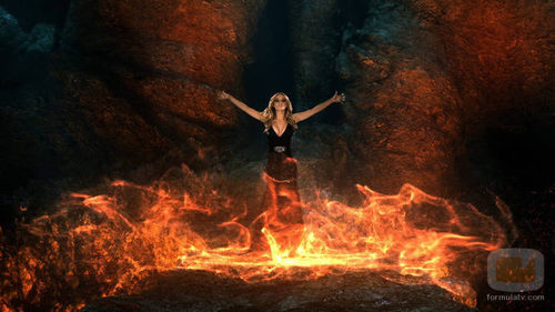 Edurne, entre llamas en el videoclip de "Amanecer"